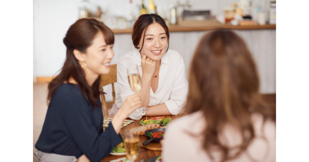 カフェで友達と楽しむママ