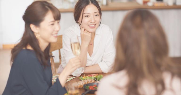 カフェで友達と楽しむママ