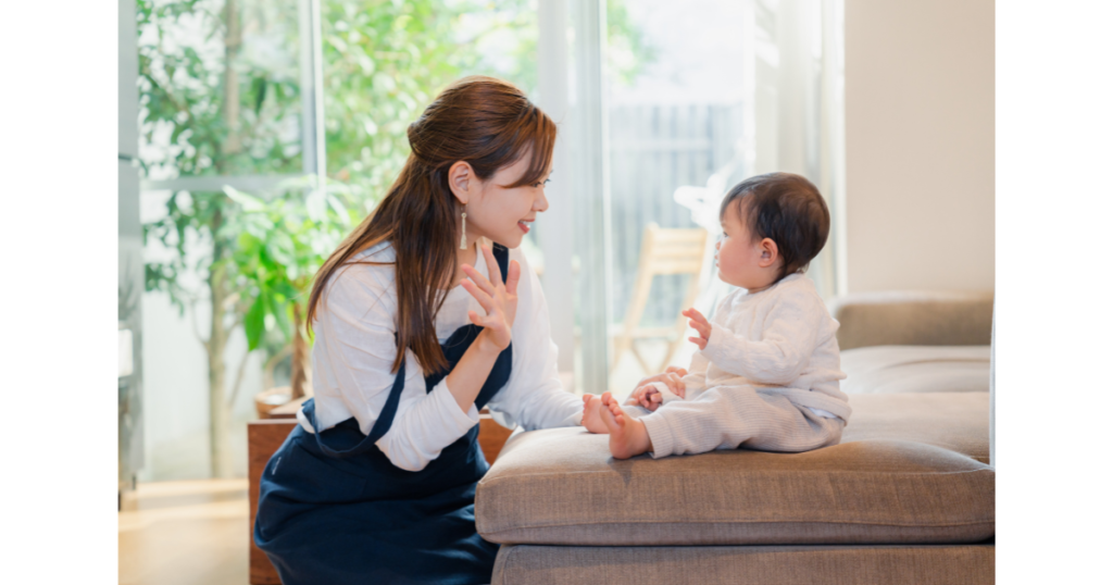 楽しく過ごすベビーシッターと子ども