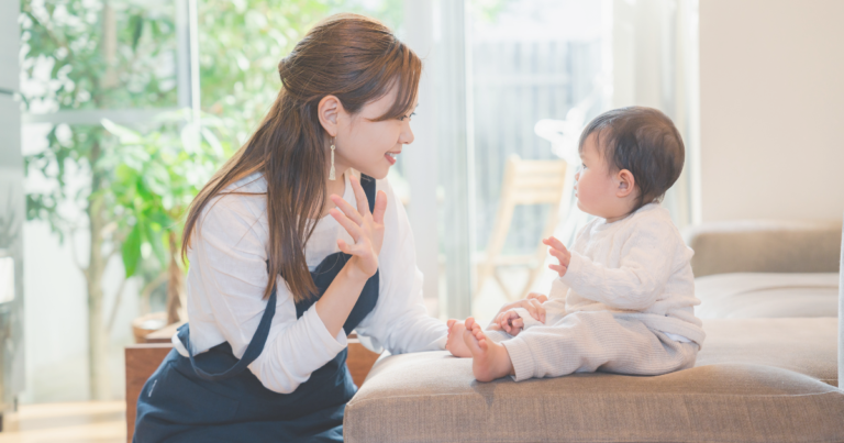 楽しく過ごすベビーシッターと子ども