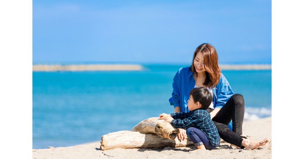 海で遊ぶ親子