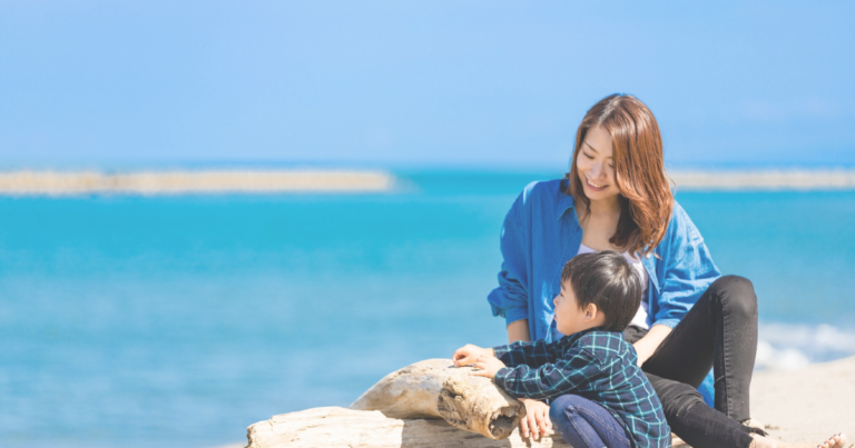 海で遊ぶ親子