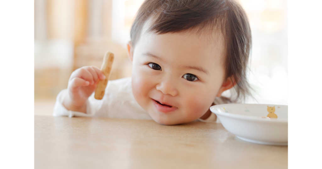離乳食を食べている赤ちゃん