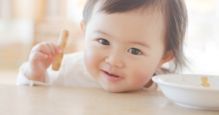 離乳食を食べている赤ちゃん