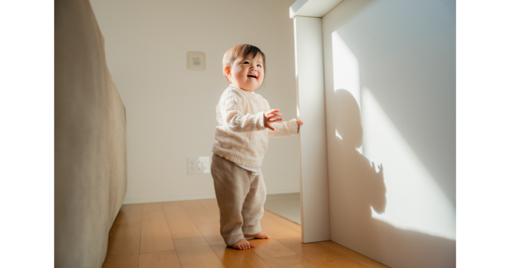 つかまり立ちする子ども