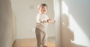 つかまり立ちする子ども