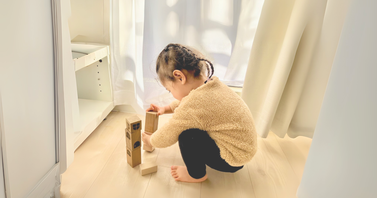 積み木で遊ぶ子ども