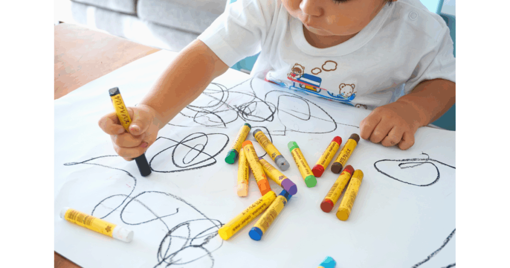 お絵かきをする子ども