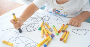 お絵かきをする子ども