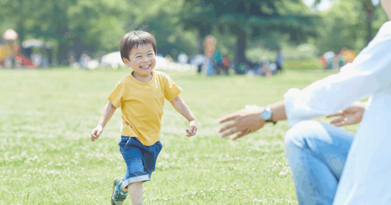笑顔で走る子ども