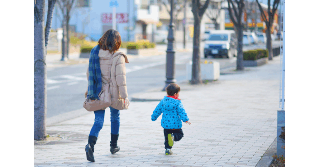 朝、急いでいるママと子ども