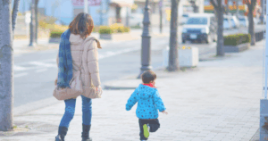 朝、急いでいるママと子ども