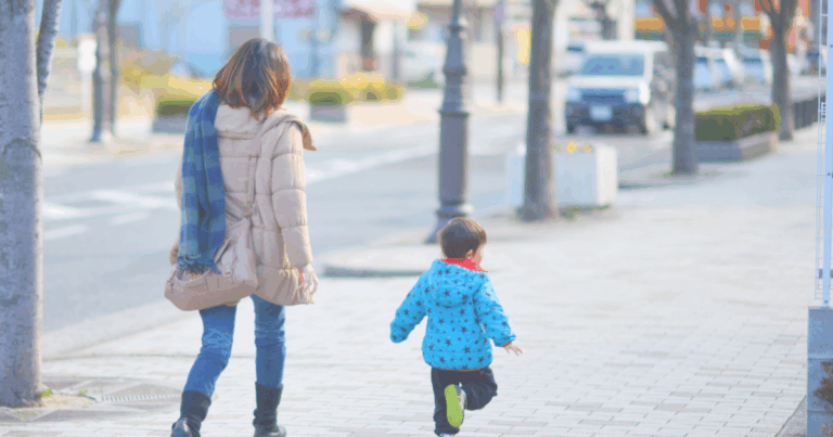 朝、急いでいるママと子ども