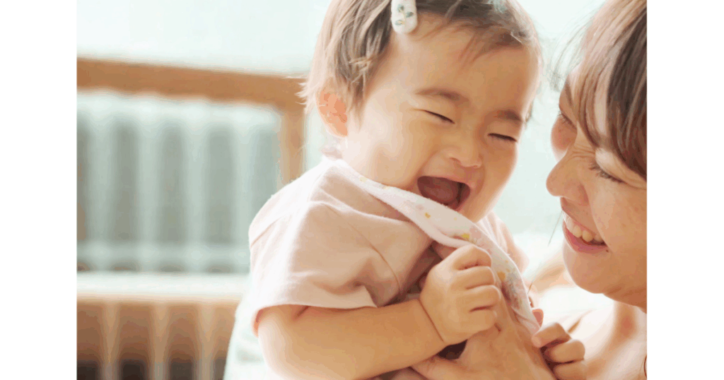 いたずらをして笑っている子ども