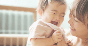 いたずらをして笑っている子ども