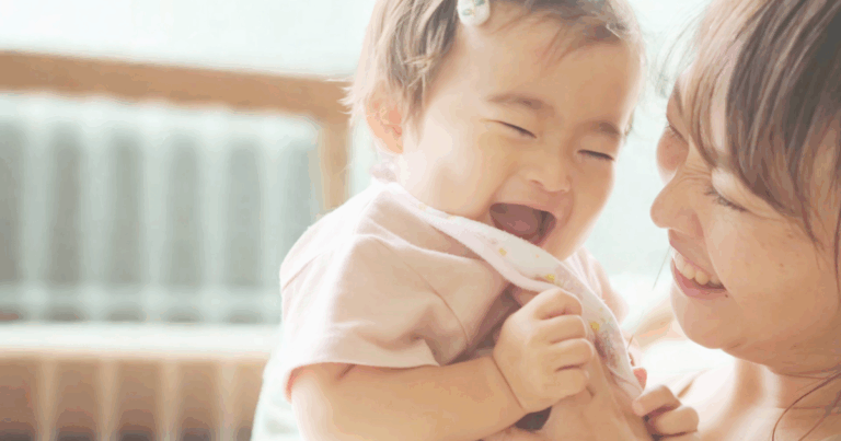 いたずらをして笑っている子ども