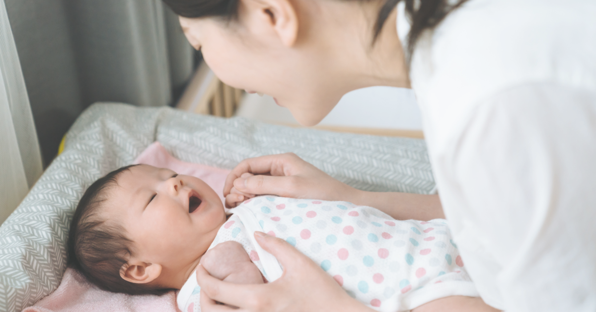 ママと話す赤ちゃん
