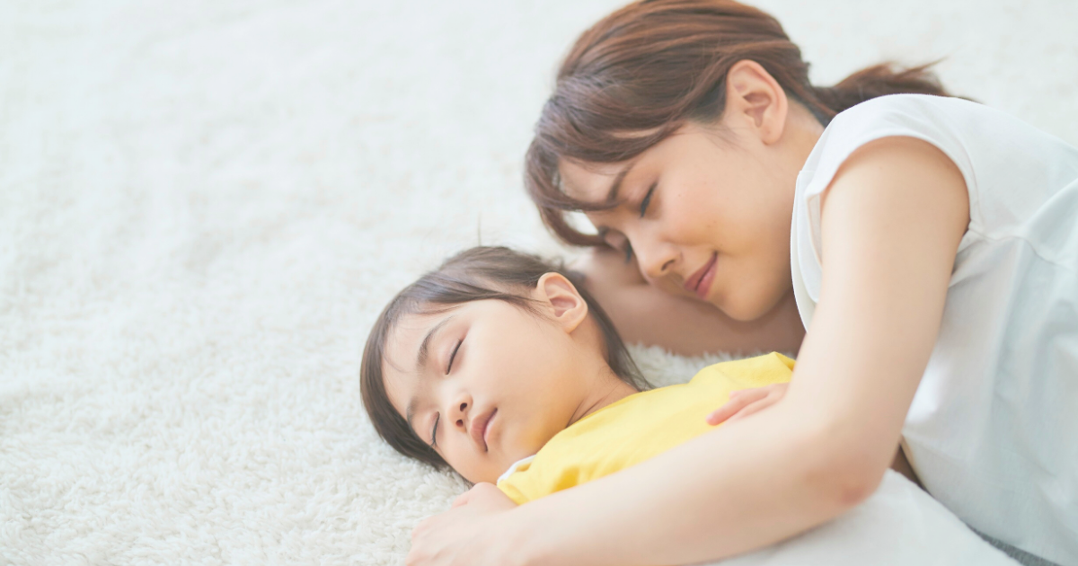 ぐっすり眠る親子