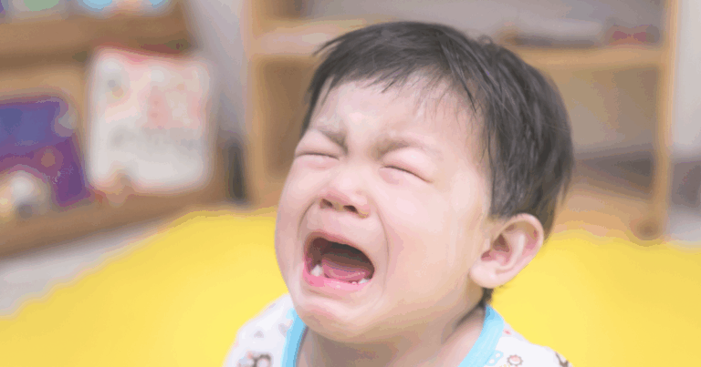 イヤイヤ泣く子ども