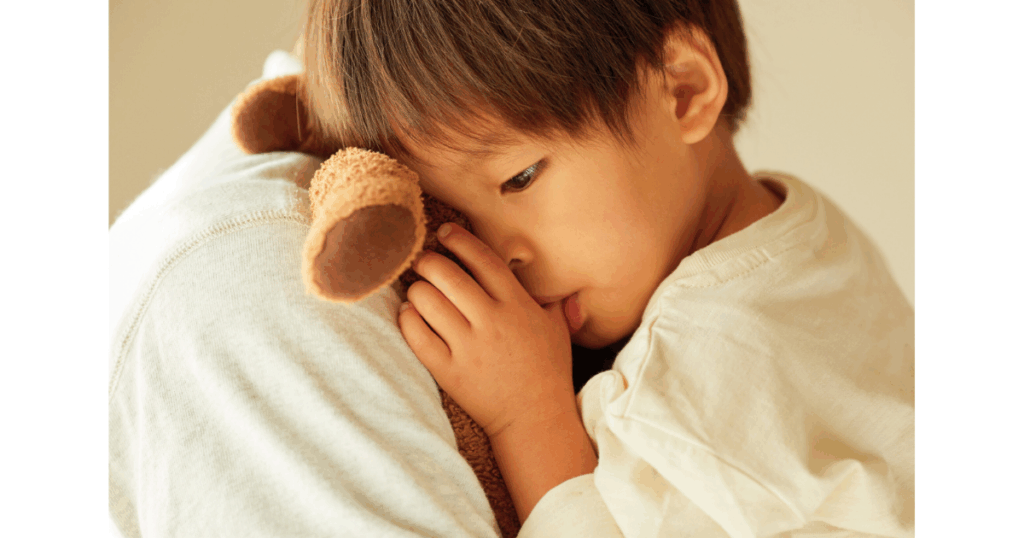 ぬいぐるみを持つ子ども