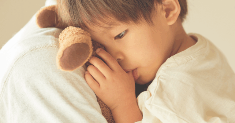 ぬいぐるみを持つ子ども