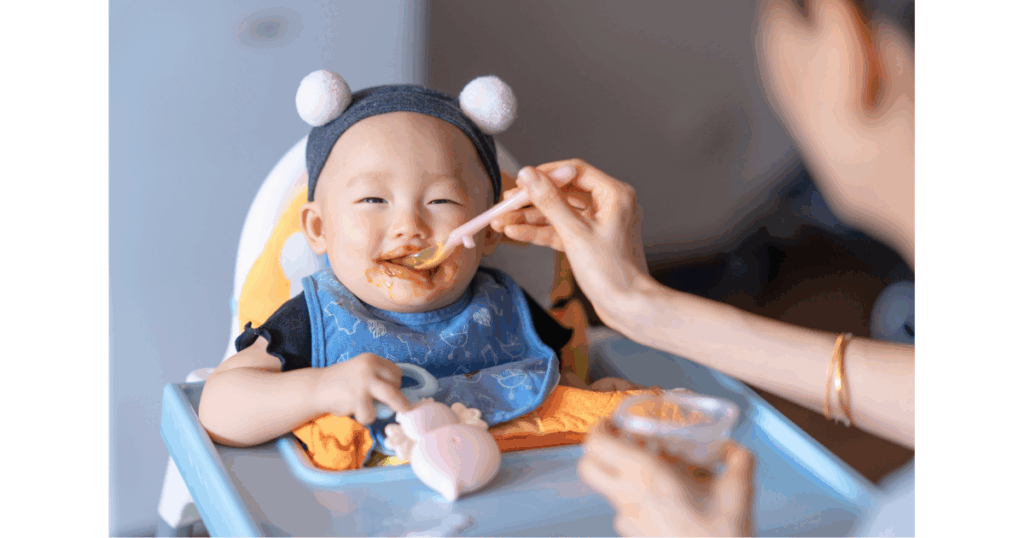 離乳食を美味しそうに食べる子ども
