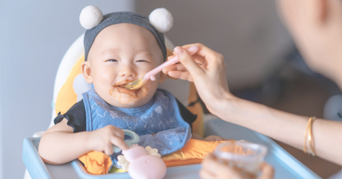 離乳食を美味しそうに食べる子ども
