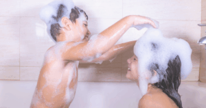 お風呂を楽しむ子ども