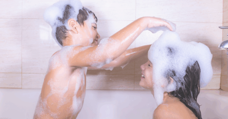 お風呂を楽しむ子ども