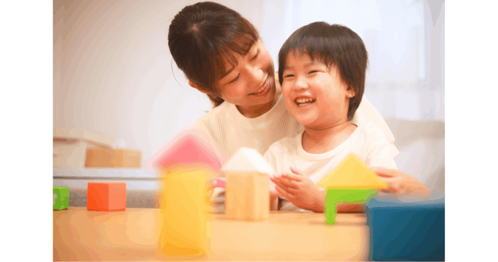 遊ぶ子どもを見守るママ