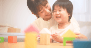 遊ぶ子どもを見守るママ