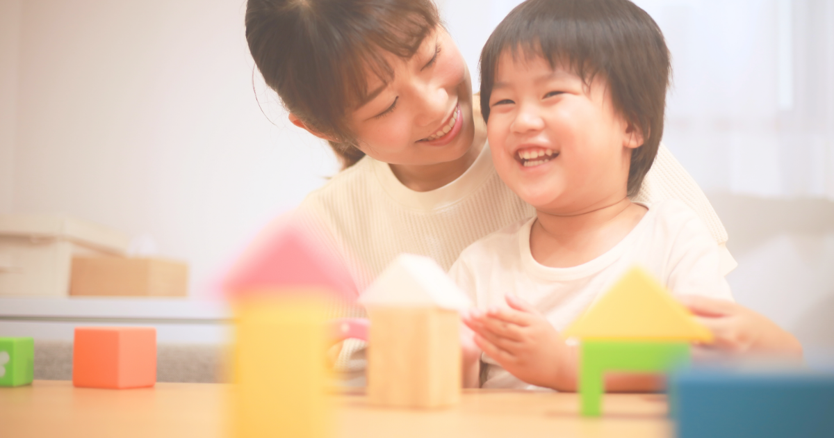 遊ぶ子どもを見守るママ