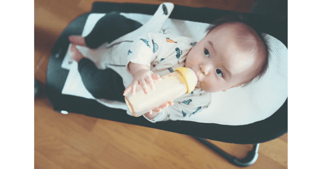 ミルクを飲む赤ちゃん