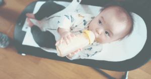 ミルクを飲む赤ちゃん