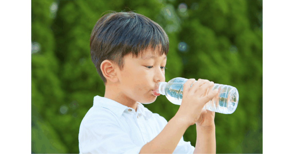 水を飲む子ども