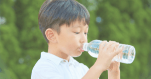 水を飲む子ども