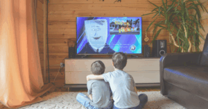 テレビを見る子ども