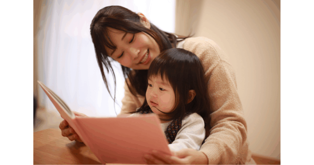 絵本の読み聞かせをしている親子