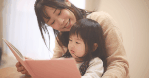 絵本の読み聞かせをしている親子
