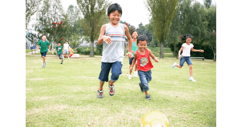 サッカーに挑戦する子どもたち