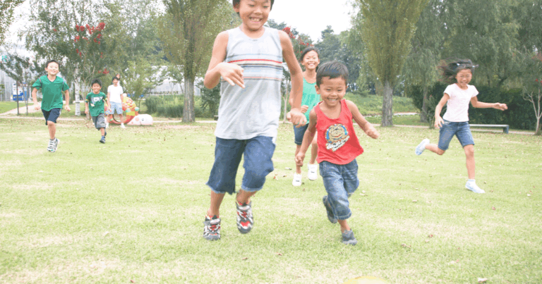 サッカーに挑戦する子どもたち