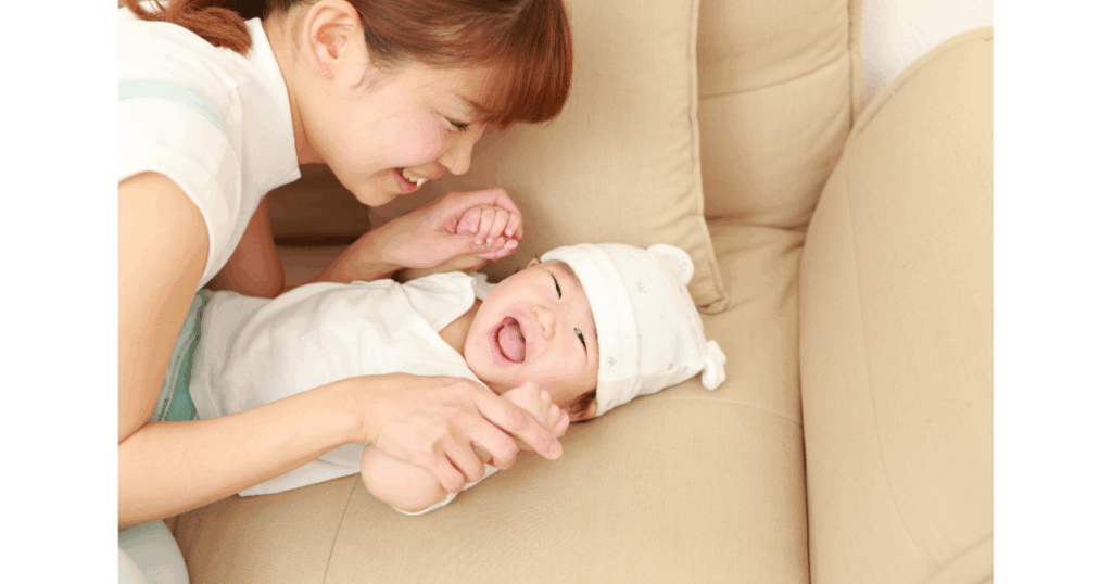 笑いながら触れ合う親子