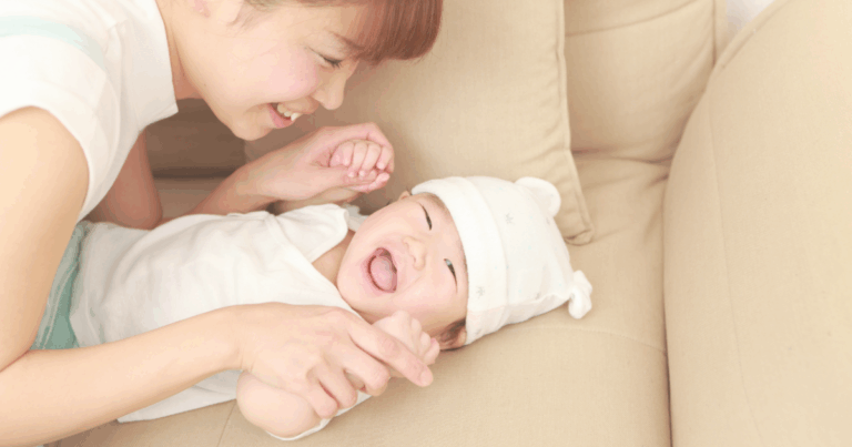 笑いながら触れ合う親子