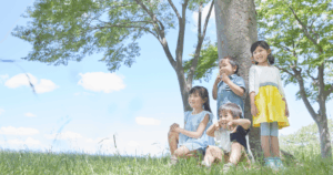 自然の中でのびのびと育つ子ども
