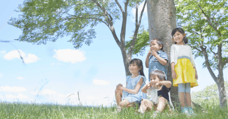 自然の中でのびのびと育つ子ども