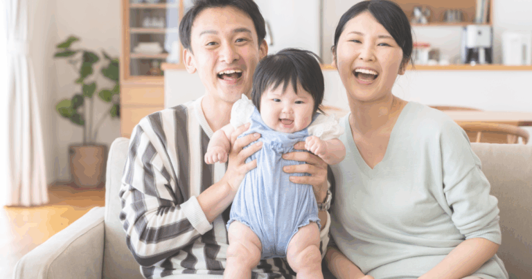 仲の良い夫婦と笑顔の子ども